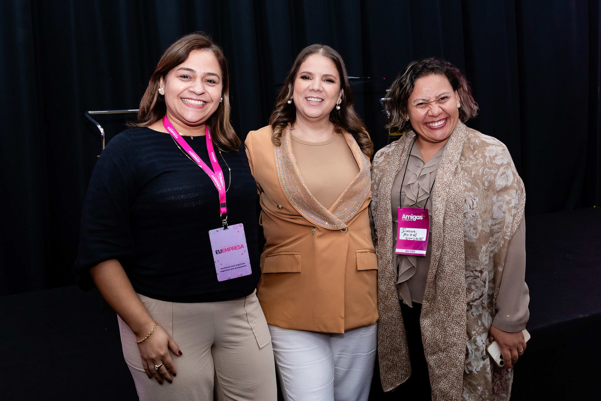 Mulheres de negócios trocando experiências durante evento corporativo de mentoria 7
