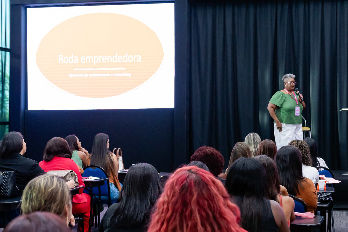 Elizete Barroso palestrando para empreendedoras  no Amigas de Negócios Barra