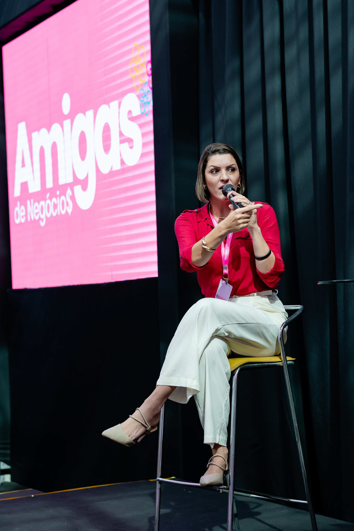 Monique Lindo participando no palco do amigas de Negócios Barra