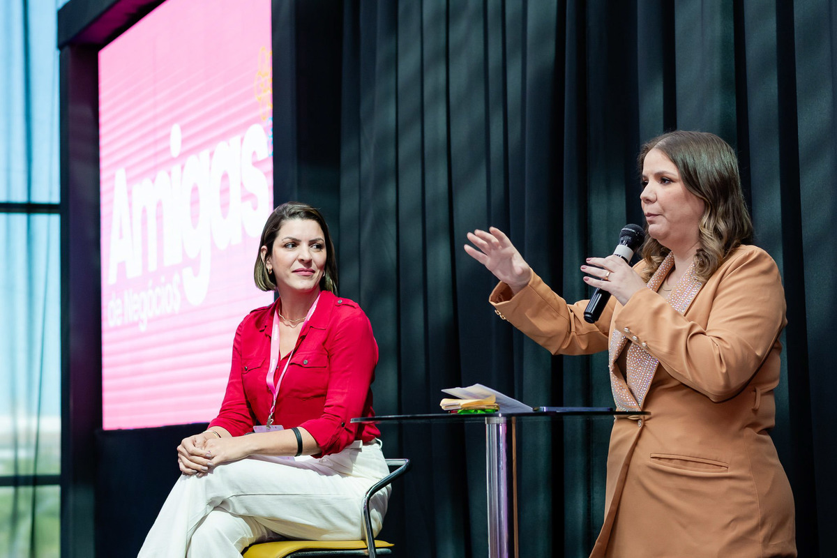Monique Lindo participando no palco do amigas de Negócios Barra 1