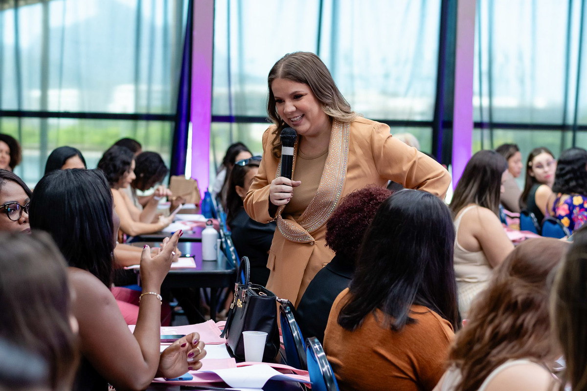 Jaqueline Oliveira interagindo com mulheres empreendedoras no amigas de Negócios Barra