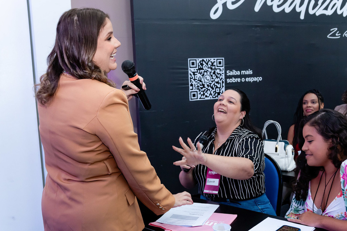 Jaqueline Oliveira compartilhando estratégias de vendas para 