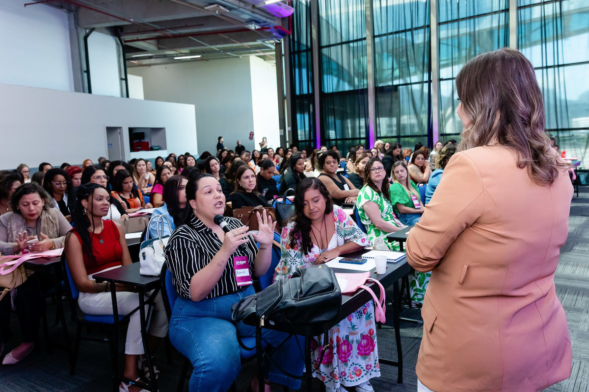 Jaqueline Oliveira interagindo com mulheres empreendedoras no amigas de Negócios Barra 2