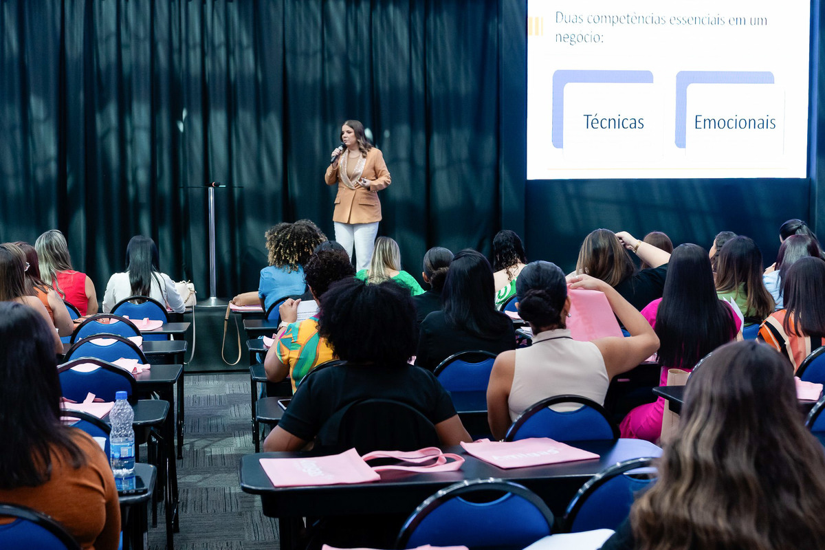 Jaqueline Oliveira compartilhando estratégias de vendas para mulheres empreendedoras no amigas de Negócios 2