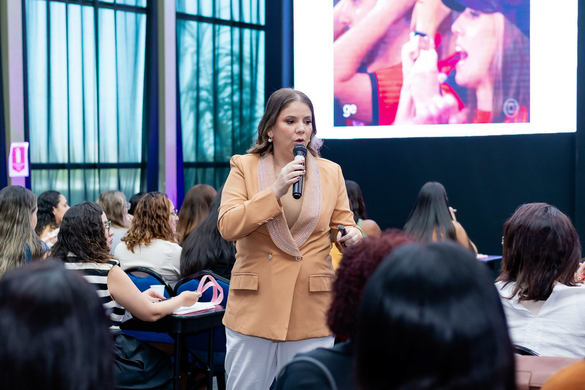 Jaqueline Oliveira compartilhando estratégias de vendas para mulheres empreendedoras no amigas de Negócios 3