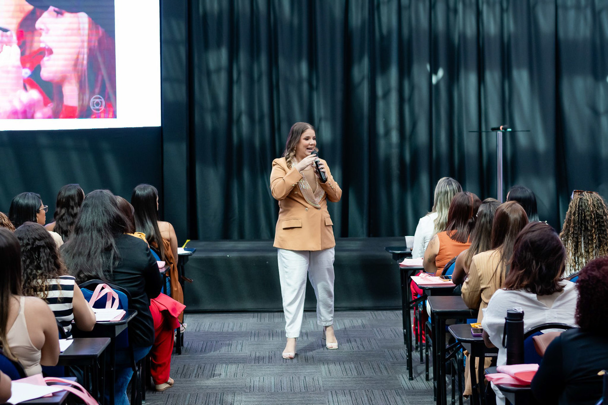 Jaqueline Oliveira compartilhando estratégias de vendas para mulheres empreendedoras no amigas de Negócios 4