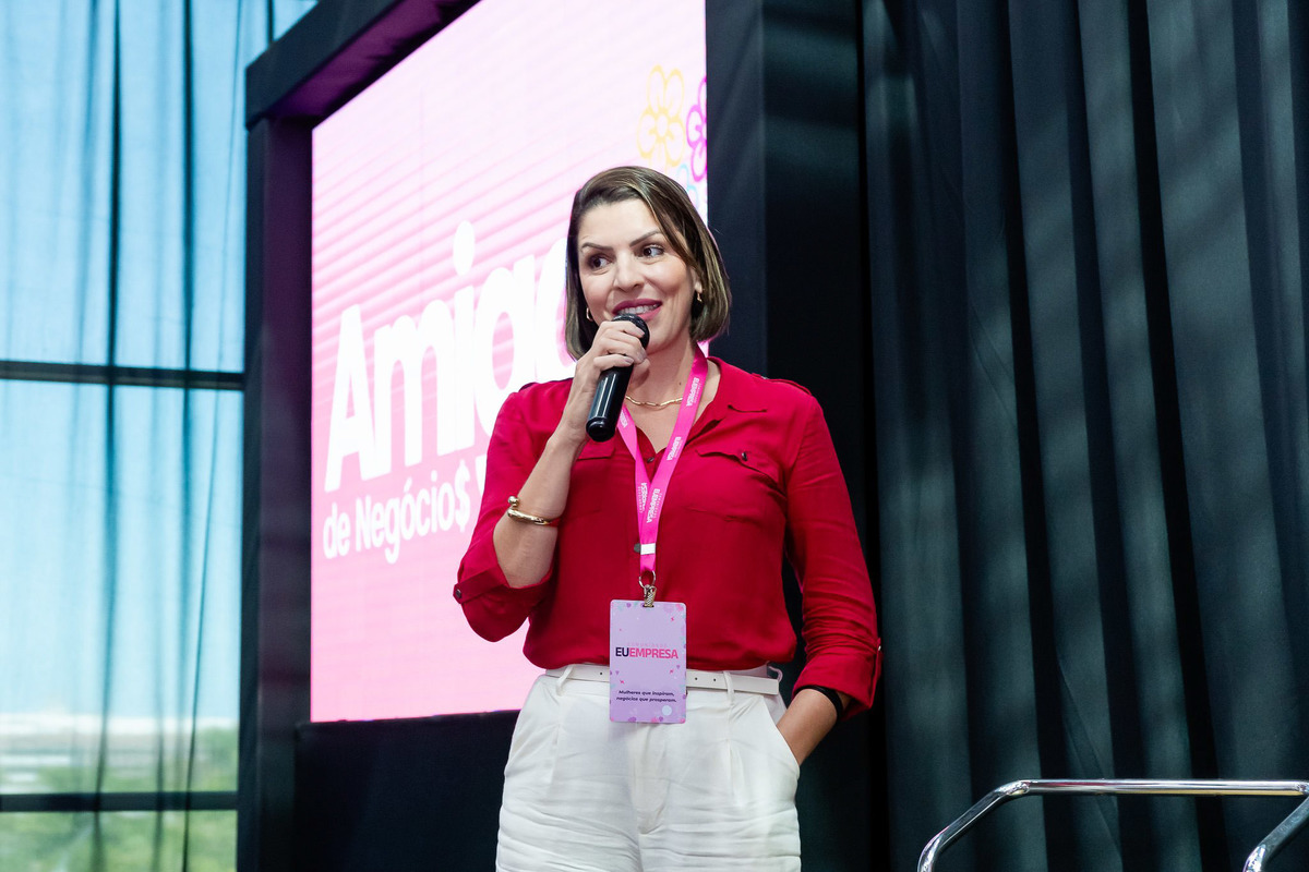 Monique Lindo participando no palco do amigas de Negócios Barra 1