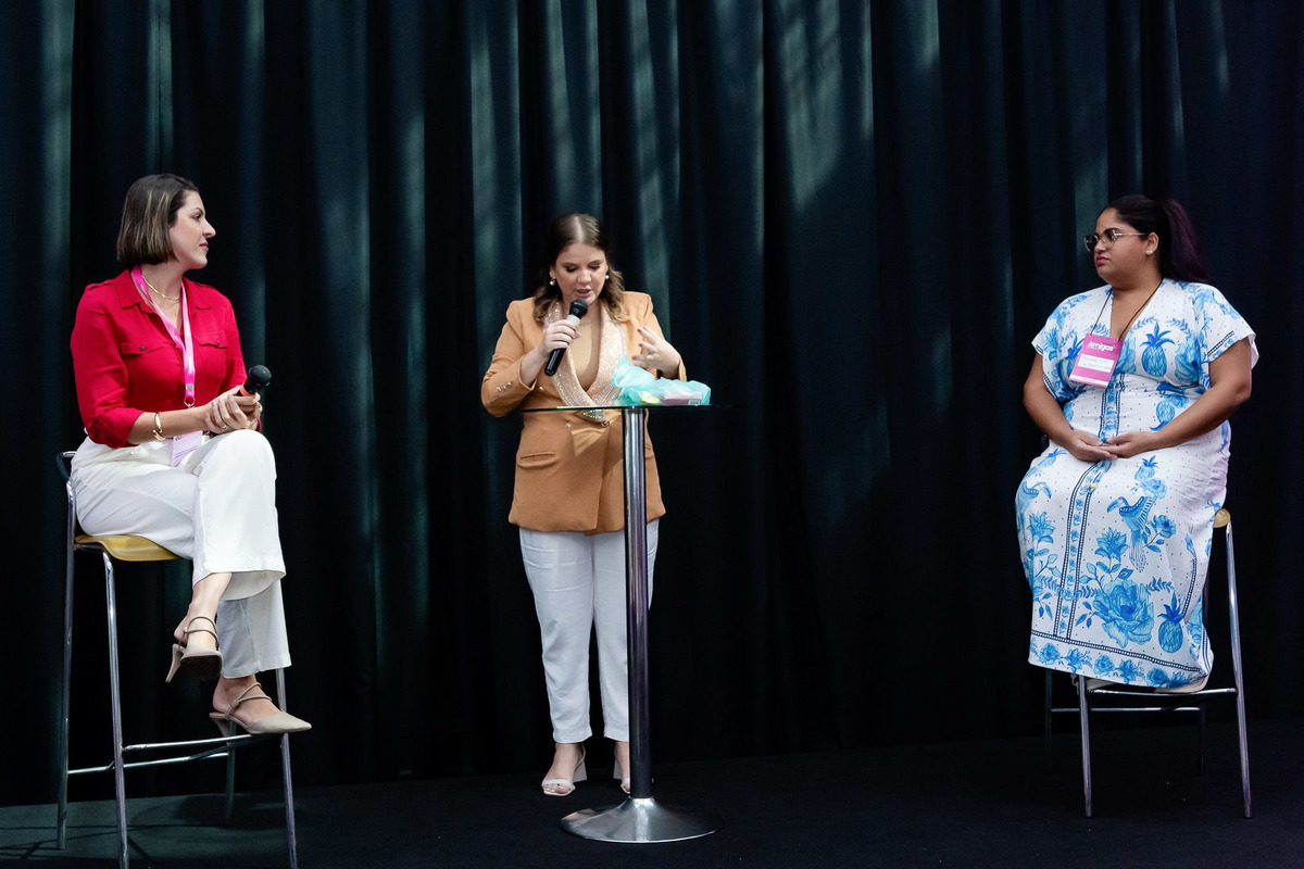 Mulheres de negócios trocando experiências durante evento corporativo de mentoria