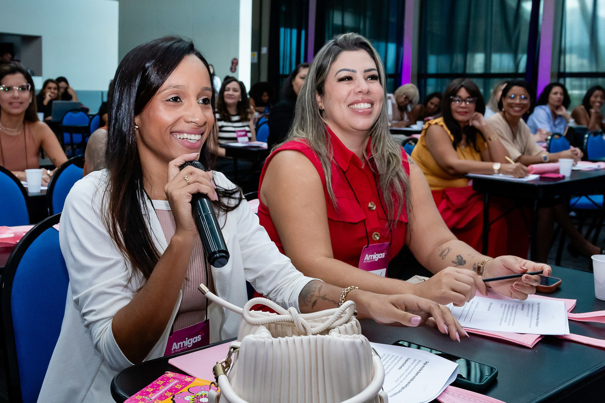 Mulheres de negócios trocando experiências durante evento corporativo de mentoria 2