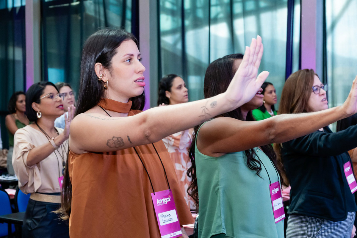 Registro profissional do evento empresarial com foco em vendas e networking feminino na Barra