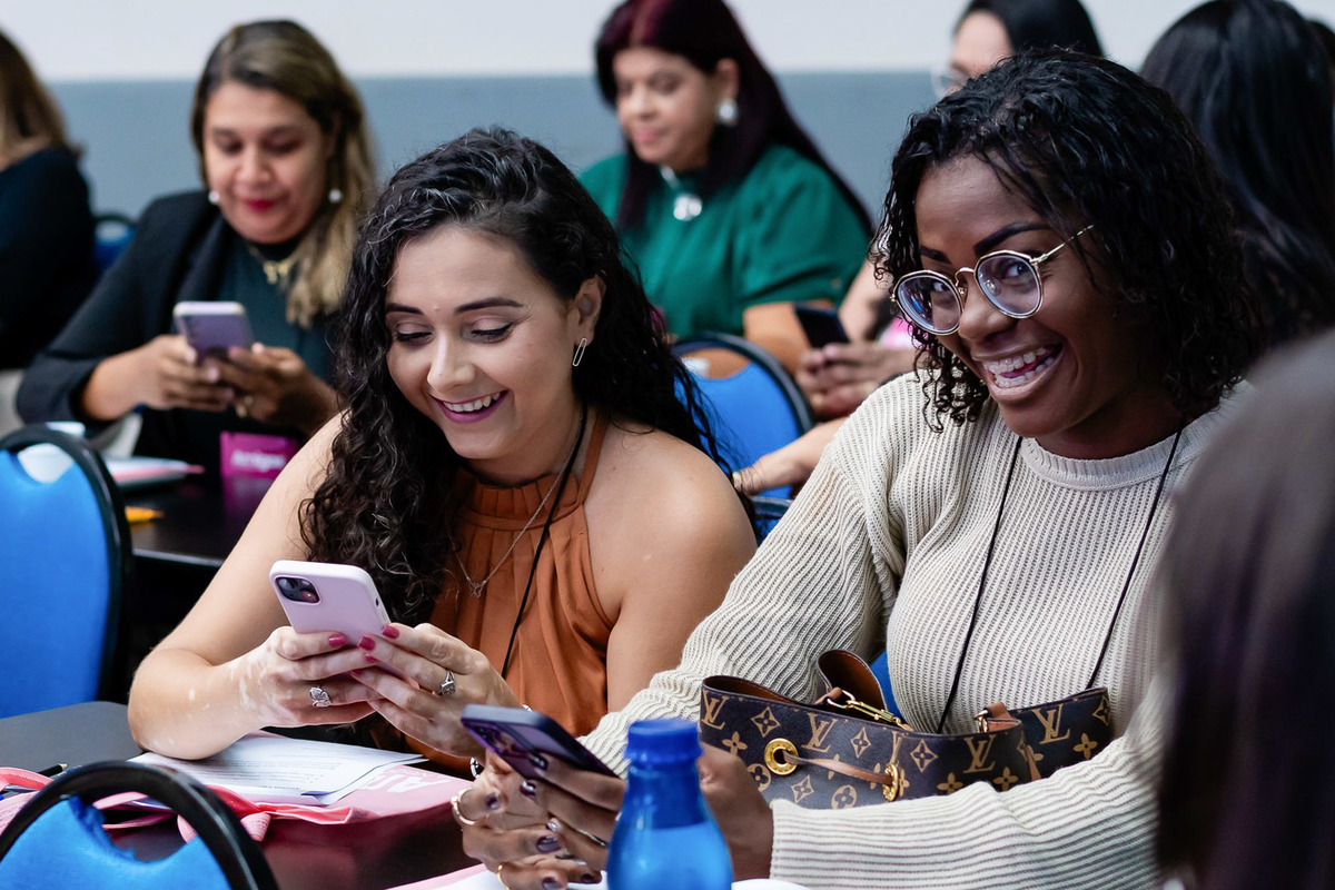 Mulheres de negócios trocando experiências durante evento corporativo de mentoria 3