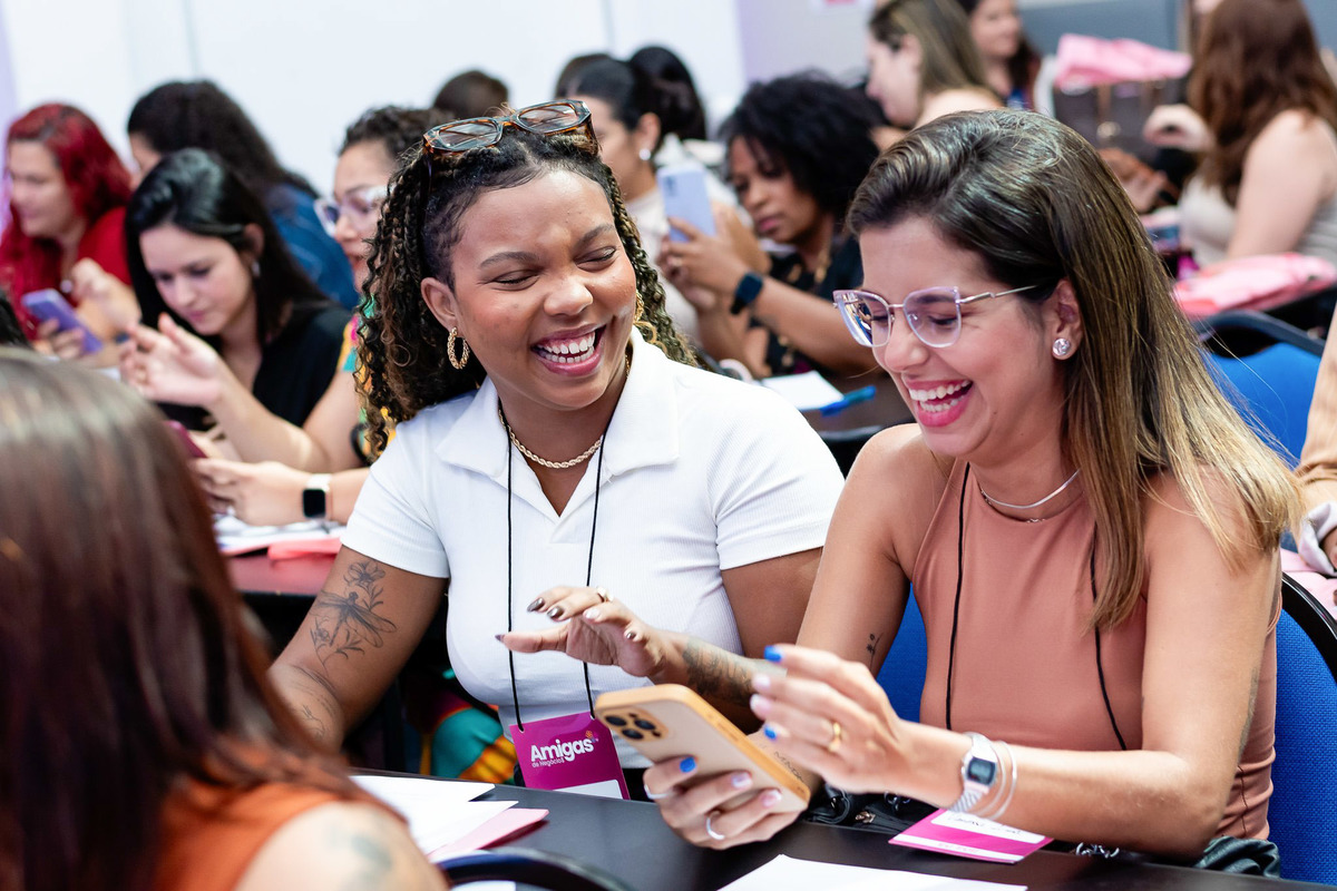 Mulheres de negócios trocando experiências durante evento corporativo de mentoria 4