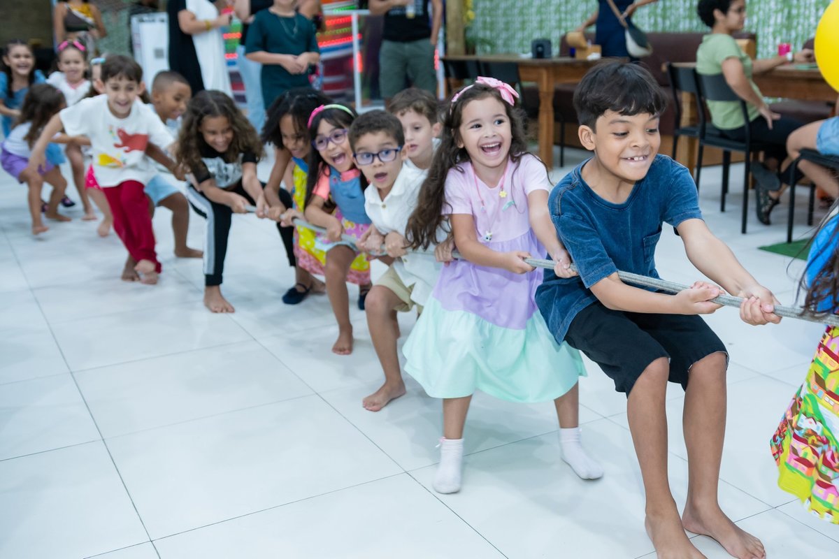 Bernardo e os amigos se divertindo em sua festa de aniversário de 5 anos 9