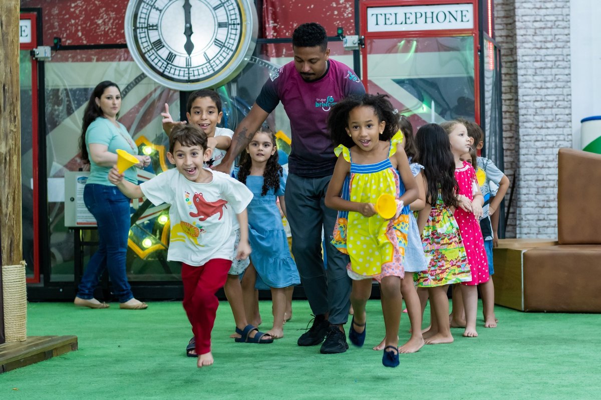 Bernardo e os amigos se divertindo em sua festa de aniversário de 5 anos 10