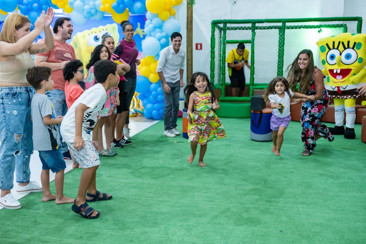 Bernardo e os amigos se divertindo em sua festa de aniversário de 5 anos 12
