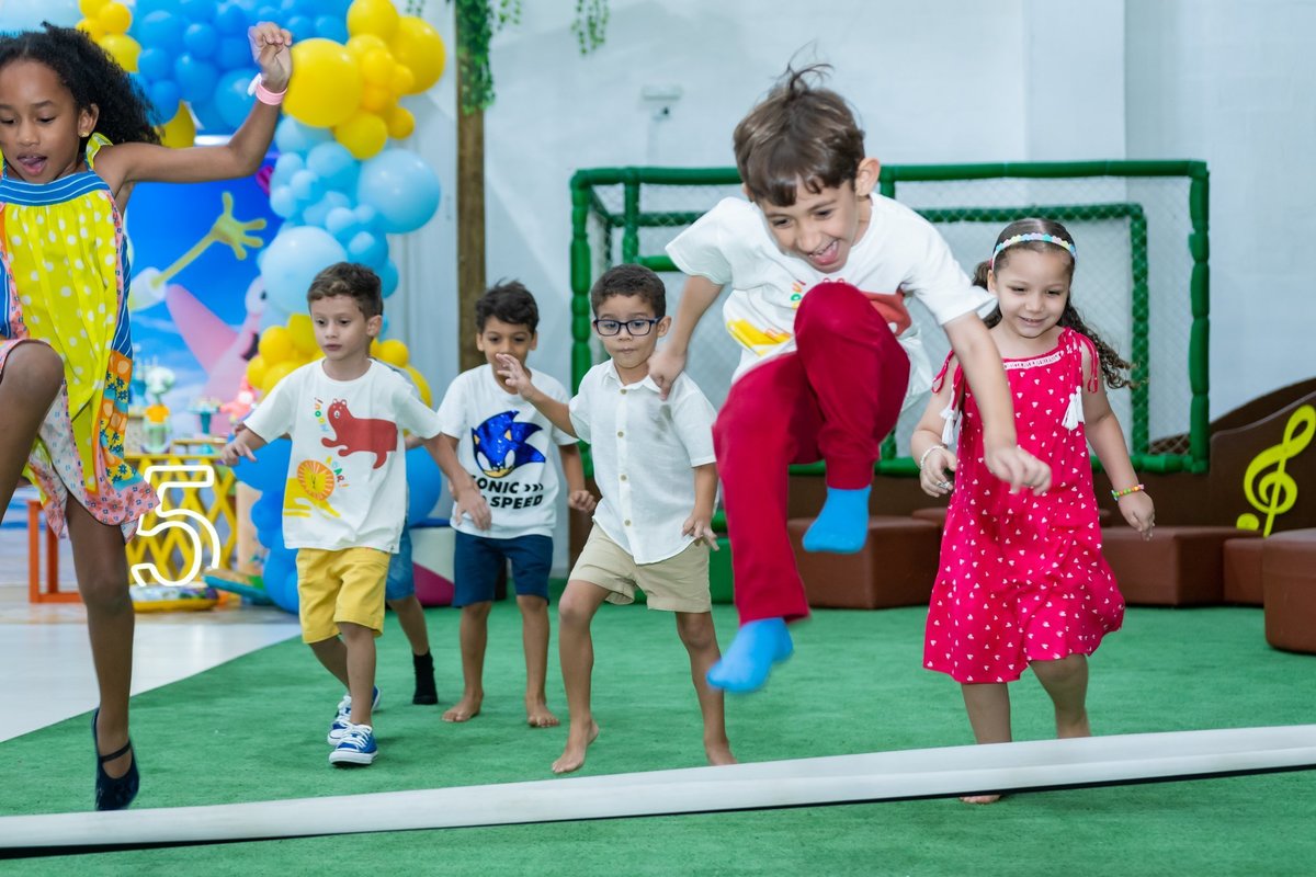 Bernardo e os amigos se divertindo em sua festa de aniversário de 5 anos 4