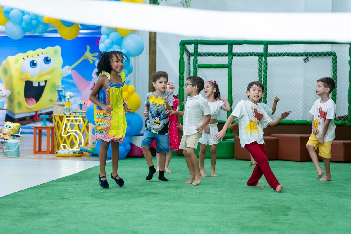 Bernardo e os amigos se divertindo em sua festa de aniversário de 5 anos 5