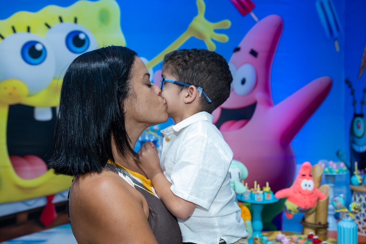 Momento de amor Bernardo e sua mãe em sua festa de 5 anos