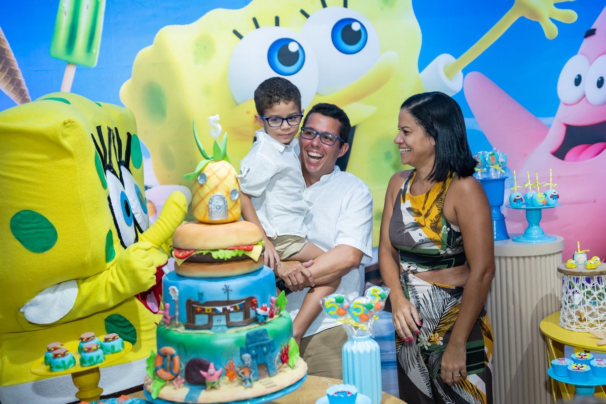 Momento do parabéns com Bernardo e sua família na mesa do bolo de 5 anos