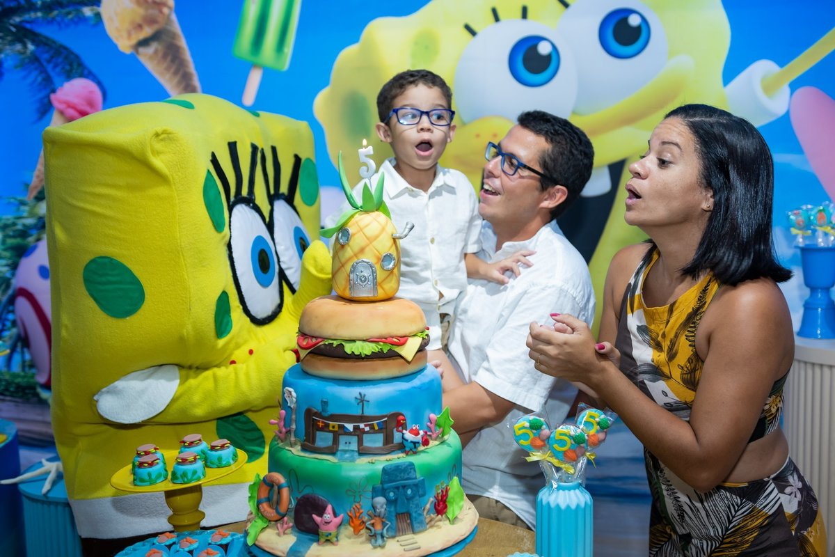Momento do parabéns com Bernardo e sua família na mesa do bolo de 5 anos 1