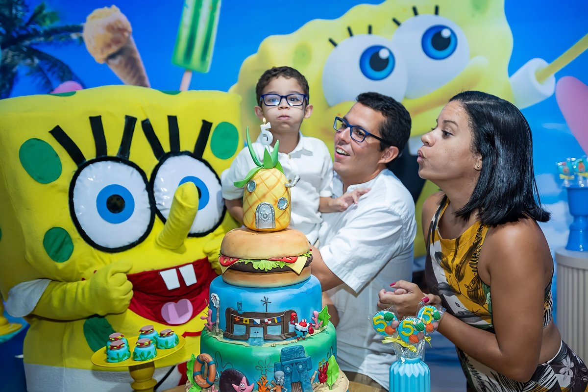 Momento do parabéns com Bernardo e sua família na mesa do bolo de 5 anos 2