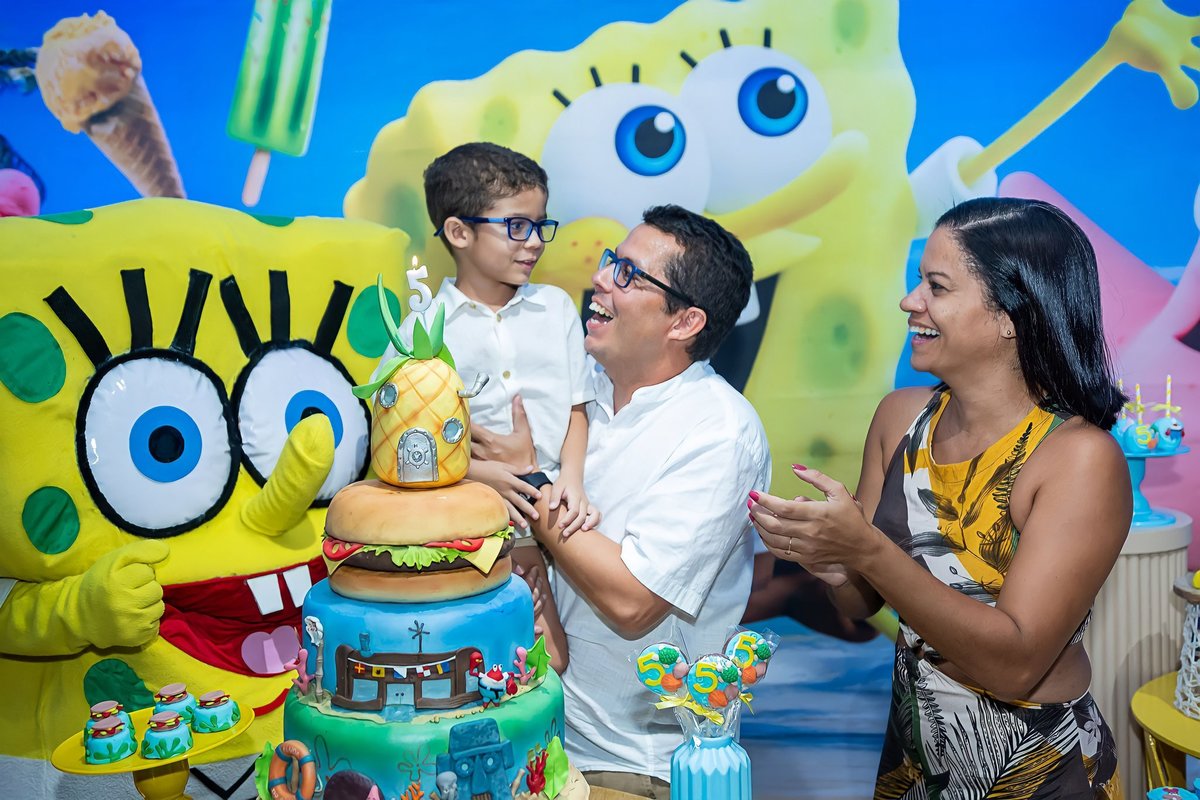 Momento do parabéns com Bernardo e sua família na mesa do bolo de 5 anos 3