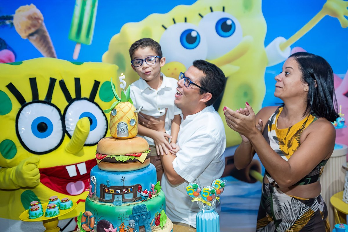 Momento do parabéns com Bernardo e sua família na mesa do bolo de 5 anos 4
