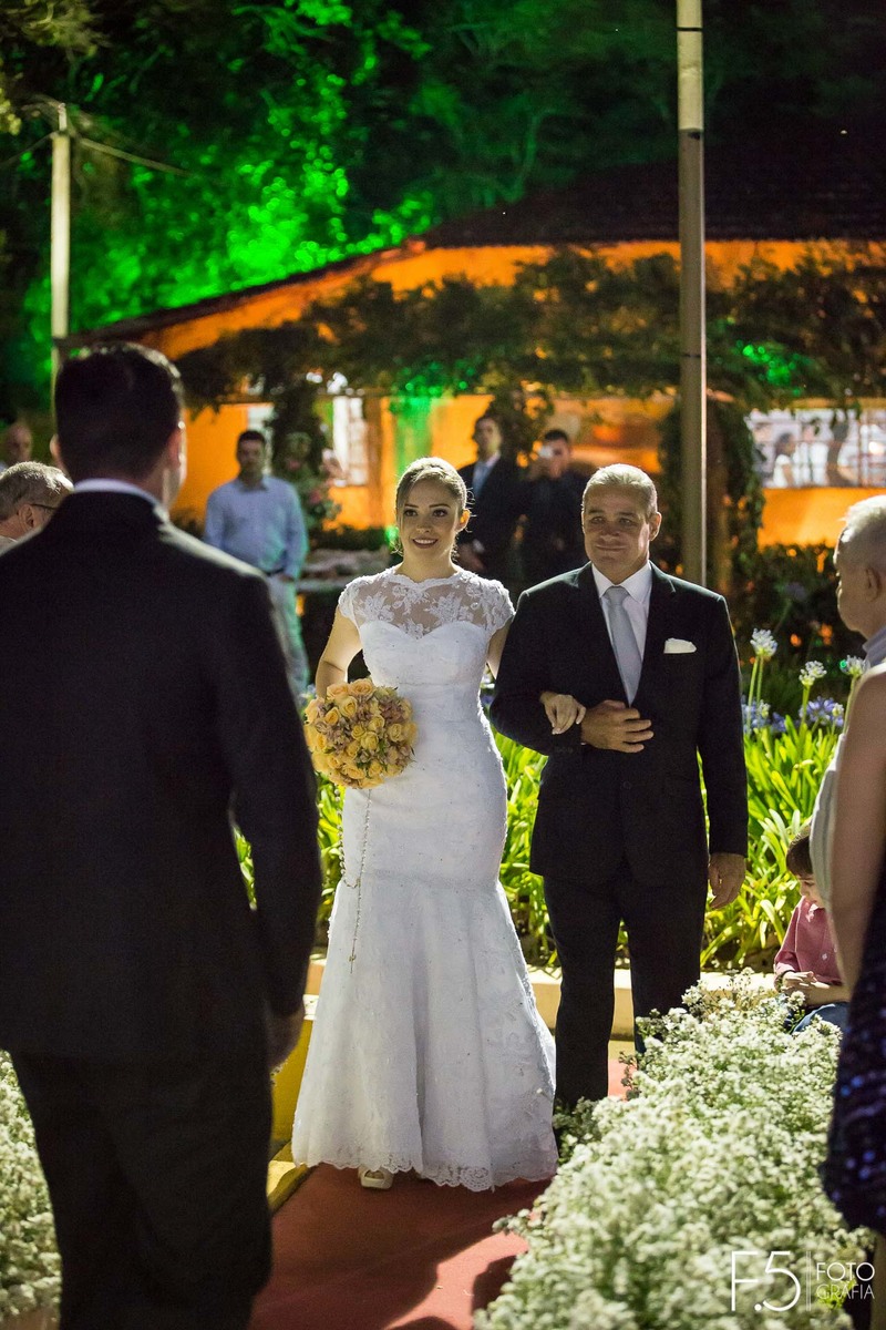 Casamento Lívia e Renato, noivo esperando pela noiva para a cerimônia que aconteceu em Muzambinho - MG.