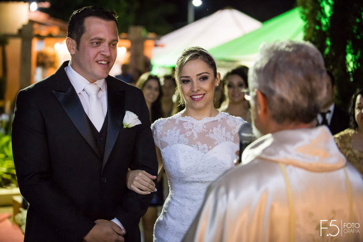 Noivos Lívia e Renato, sorrindo em meio a cerimônia que aconteceu em Muzambinho - MG.
