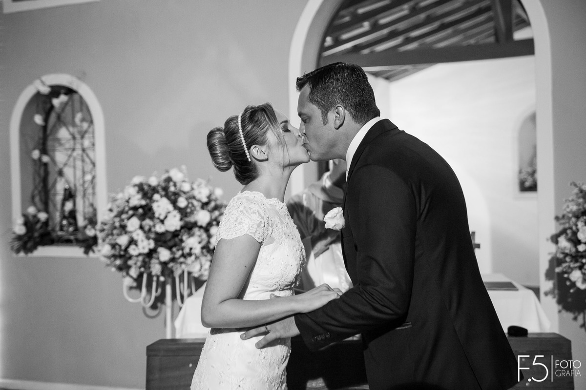 Noivos Lívia e Renato, se beijando em meio a cerimônia que aconteceu em Muzambinho - MG.