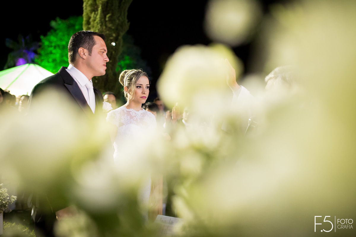 Noivos Lívia e Renato, em meio a cerimônia que aconteceu em Muzambinho - MG.