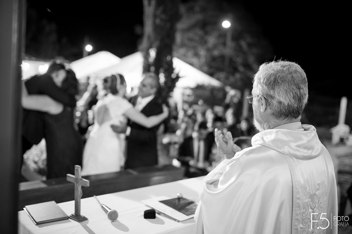 Cerimônia dos noivos, Lívia e Renato, noiva abraçando o pai, em Muzambinho - MG.