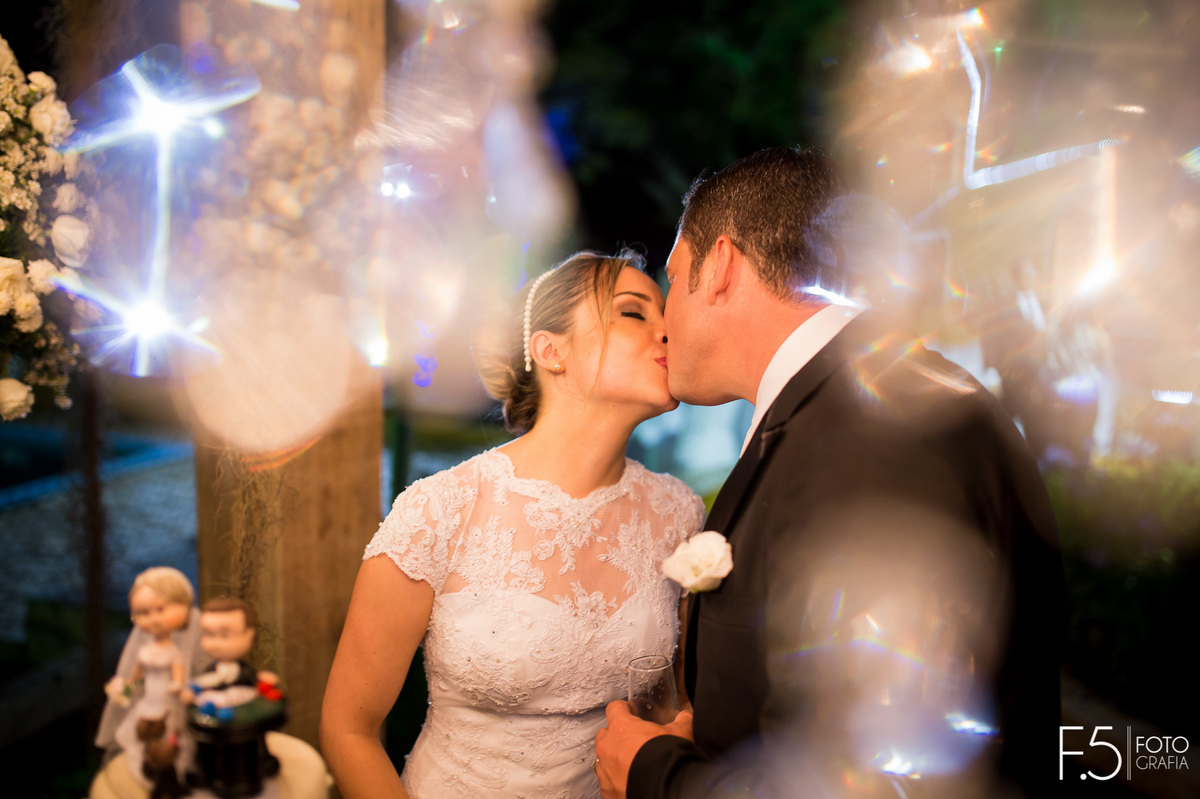 Noivos Lívia e Renato, se beijando na festa de casamento, em Muzambinho - MG.
