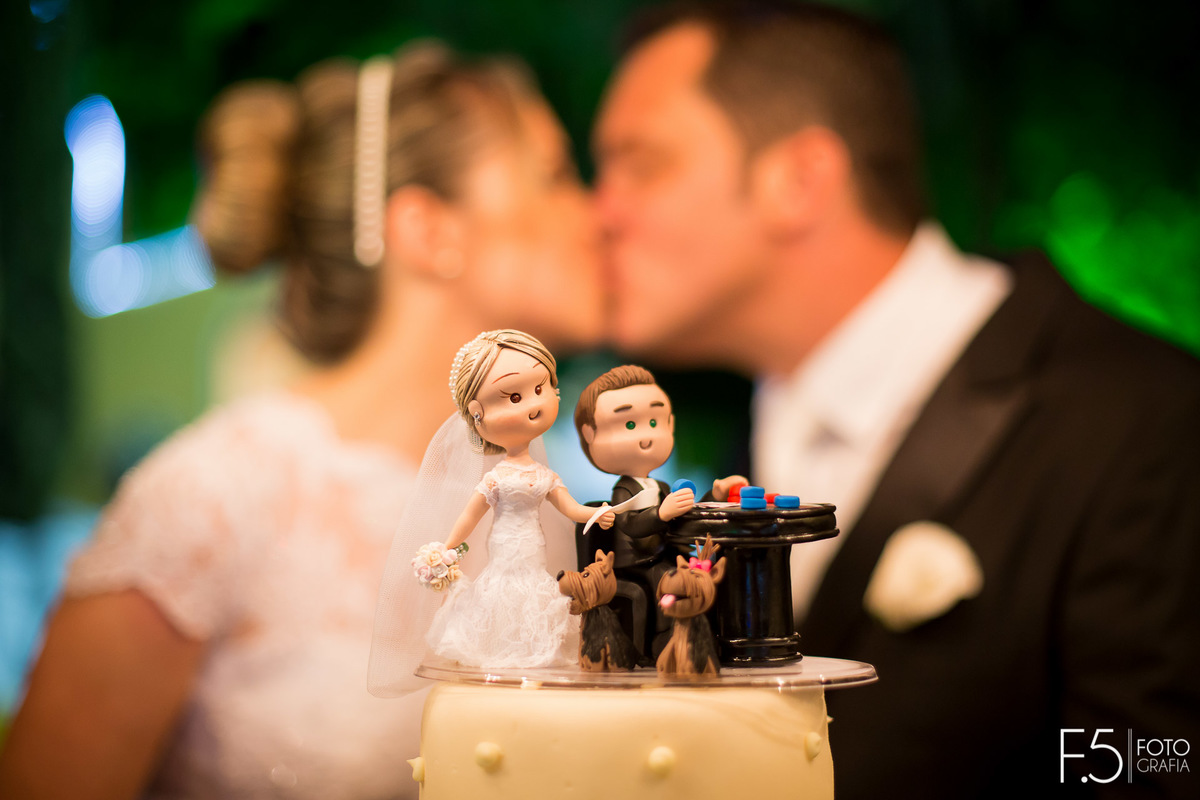 Detalhe do bolo dos noivos, Lívia e Renato, onde a cerimônia e a festa foi realizada em Muzambinho - MG.