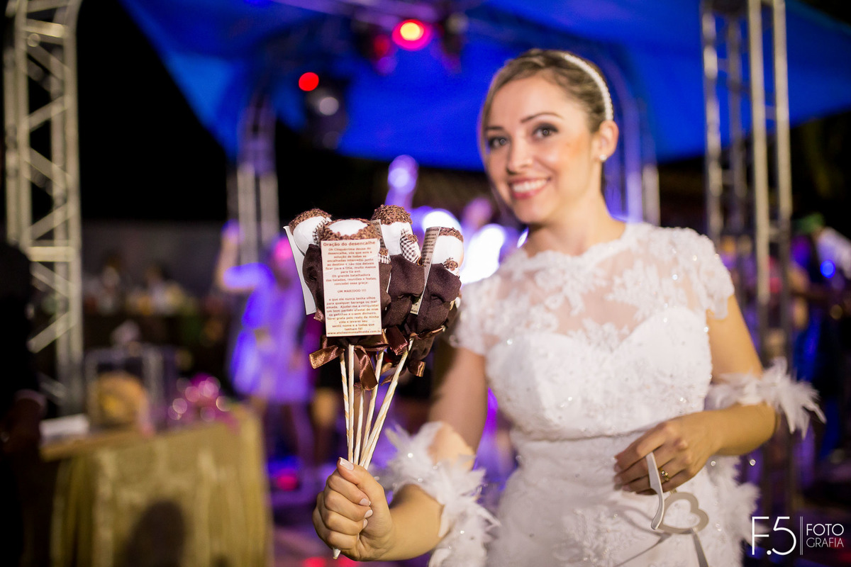 Festa dos noivos, Lívia e Renato, noiva com as lembrancinhas, em Muzambinho - MG.