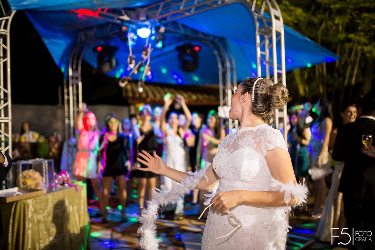 Festa dos noivos, Livia e Renato, noiva aproveitando a festa, em Muzambinho - MG.