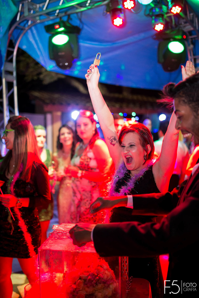 Festa dos noivos, Lívia e Renato, pegando a chave da caixa para pegar o buquê, em Muzambinho - MG.