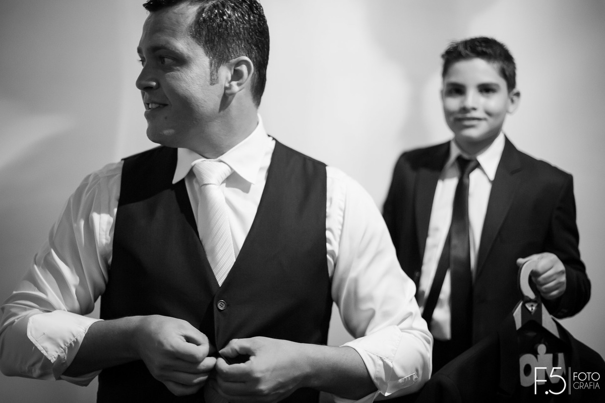 Making of do noivo Renato, fechando o colete, em Muzambinho - MG.