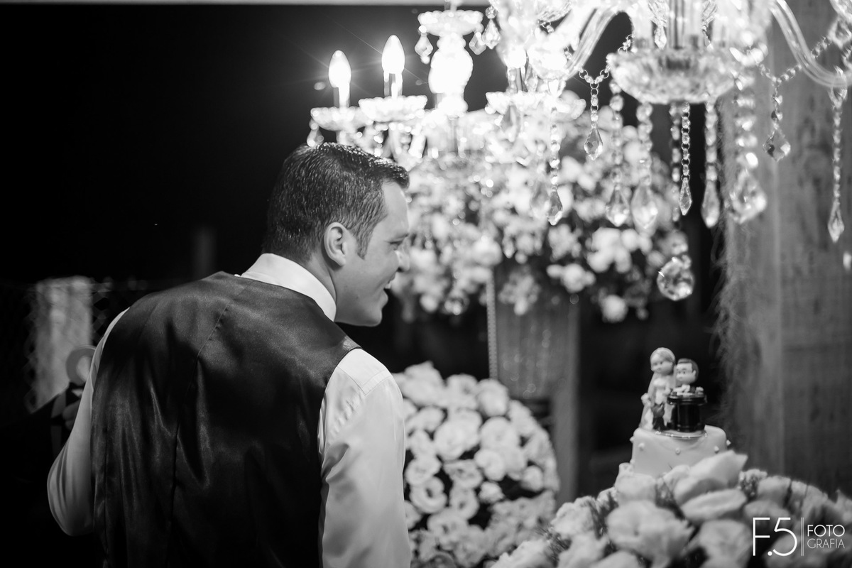 Noivo Renato, esbanjando sorrisos em seu casamento, em Muzambinho - MG.