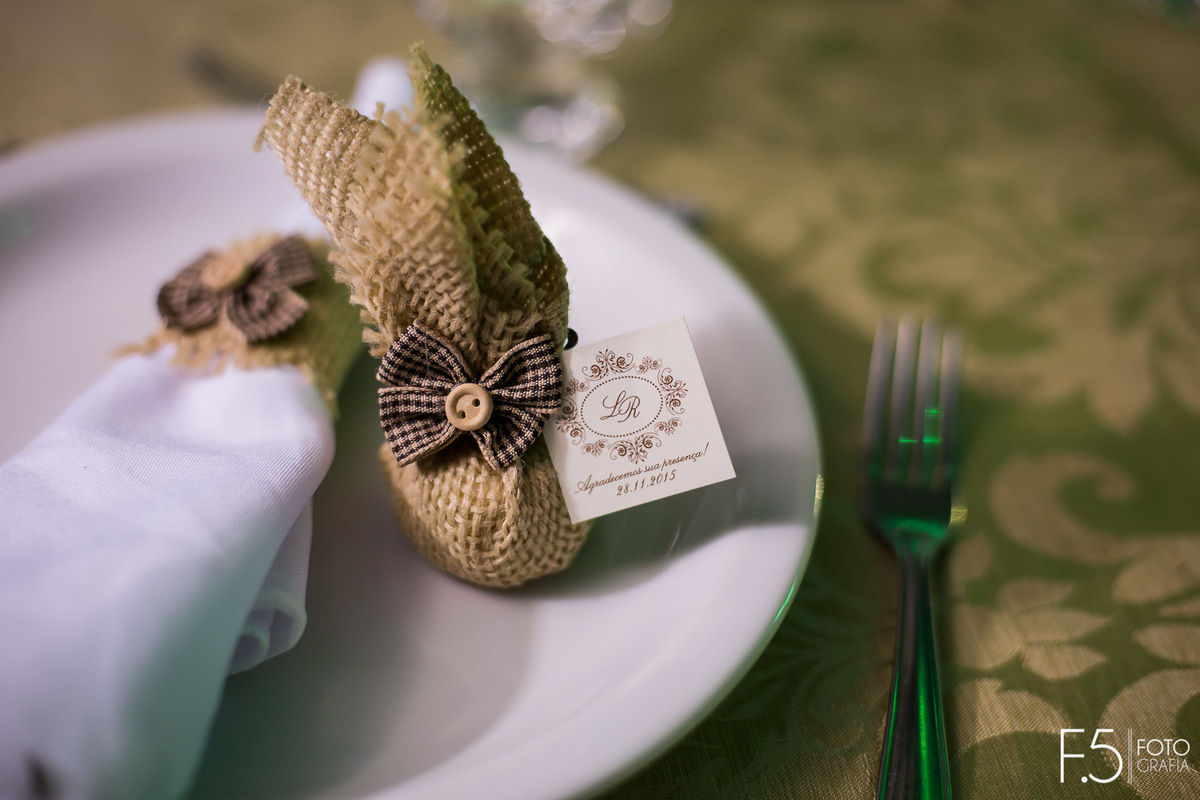 Detalhes da decoração do casamento dos noivos, Lívia e Renato, em Muzambinho - MG.
