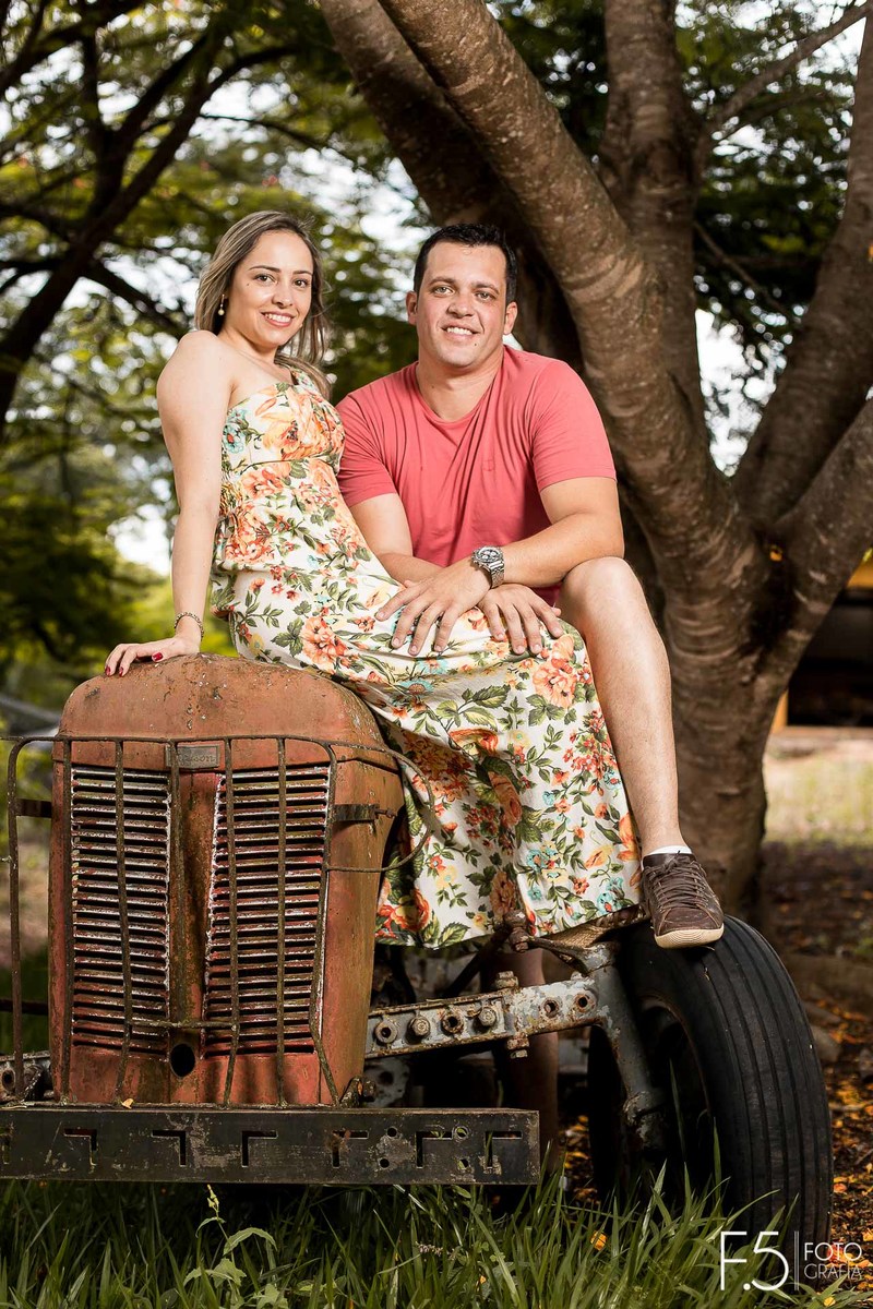 Casal de noivos, Lívia e Renato, sorrindo perto as árvores, Pré Wedding em Muzambinho - MG.