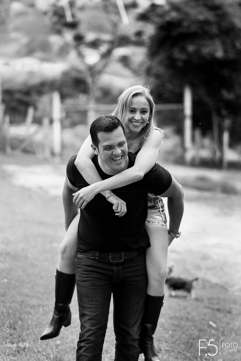 Casal de noivos, Lívia e Renato se divertindo, Pré Wedding em Muzambinho - MG.