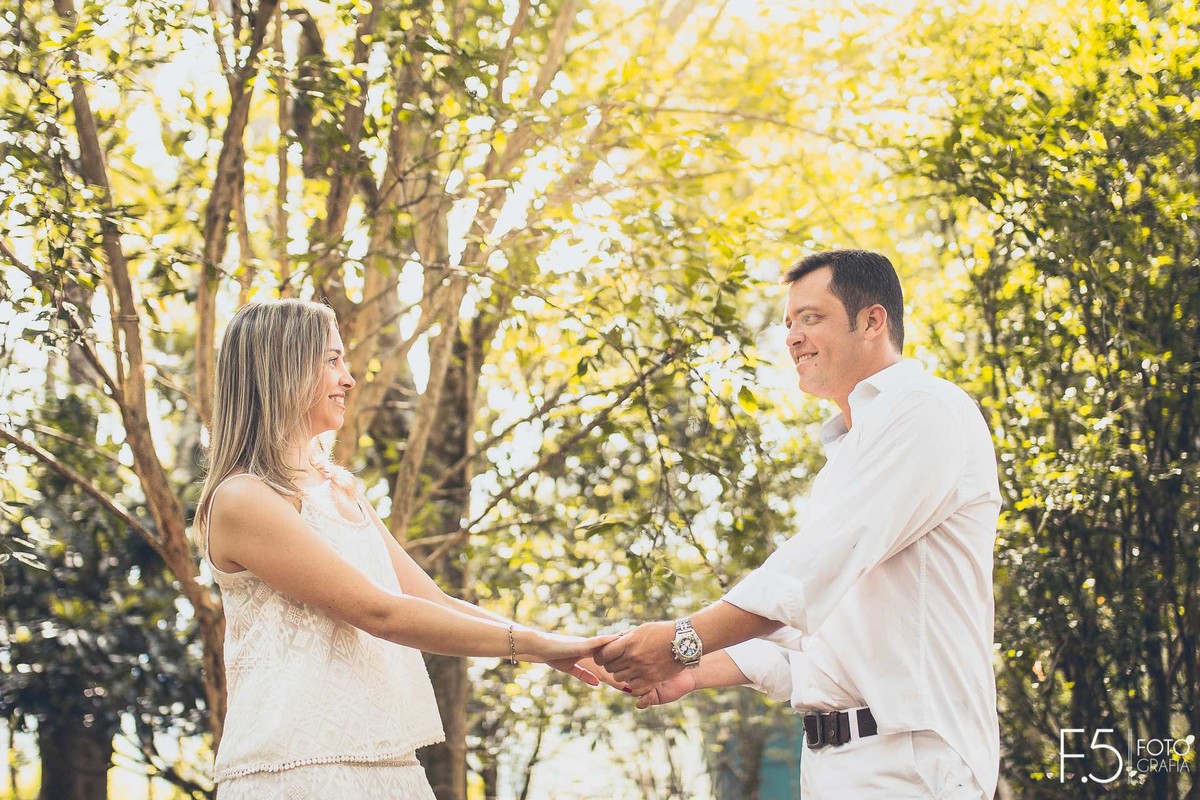 Casal de noivos, Lívia e Renato, se olhando em meio a um bosque Pré Wedding Muzambinho - MG.