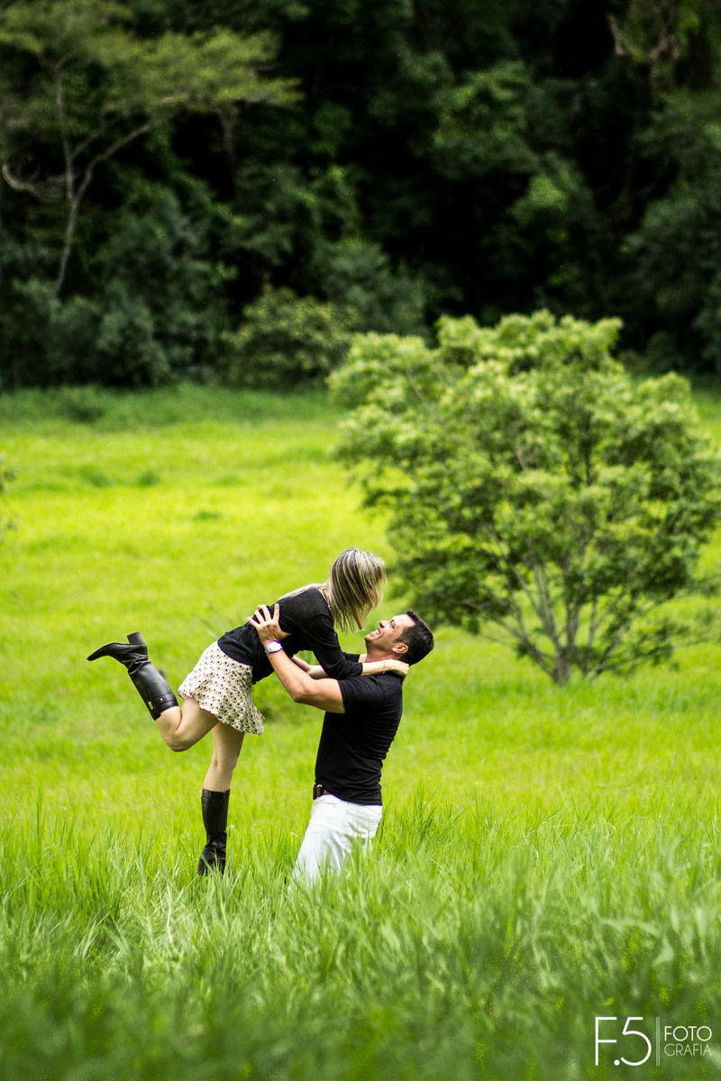 Casal de Noivos, Lívia e Renato, se divertindo em meio a natureza, Pré Wedding em Muzambinho - MG.