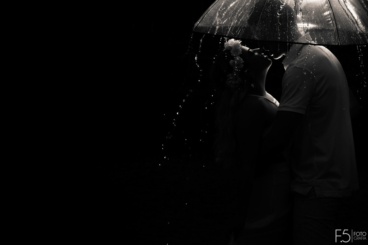 Noivos, guarda chuva, pré casamentooooo