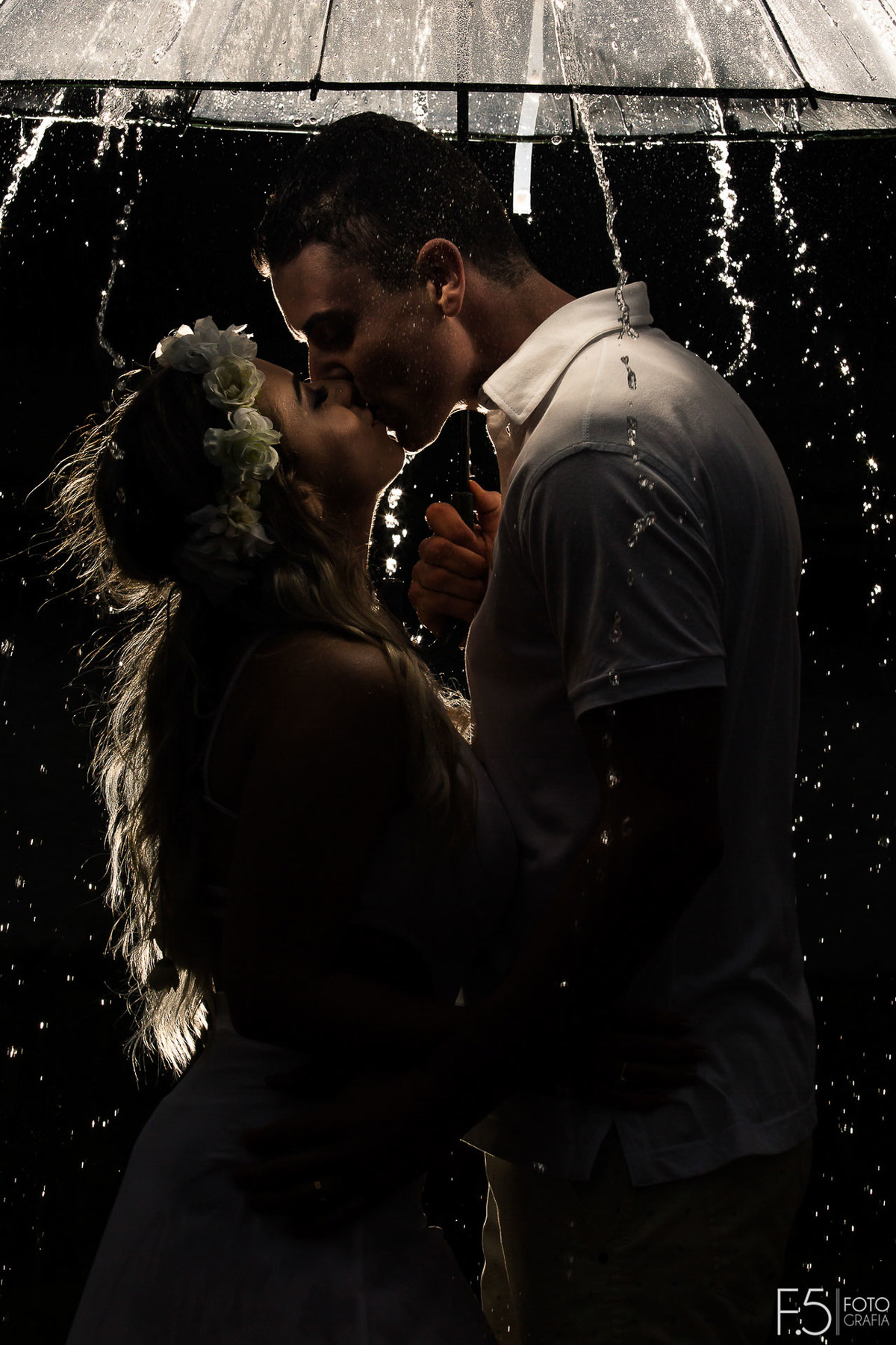 Noivos, guarda chuva, pré casamento