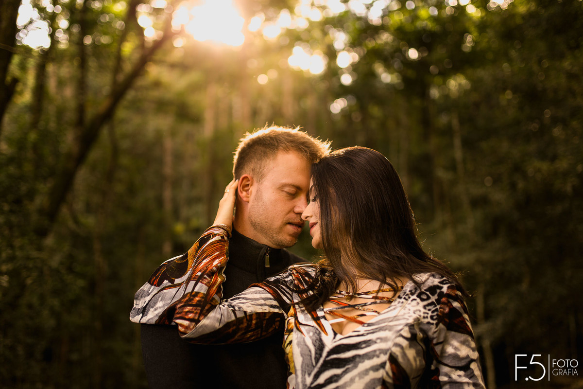 Noiva abraçando noivo, pré wedding, fotógrafo Muzambinho