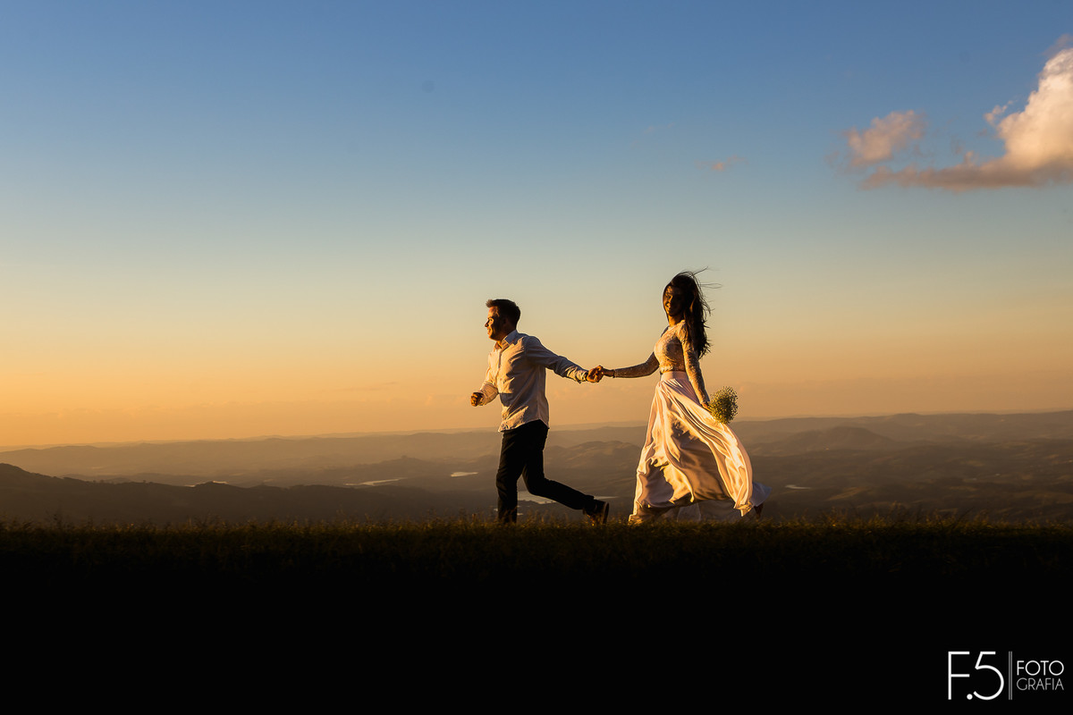 Noivos correndo, pôr do sol, pré casamento