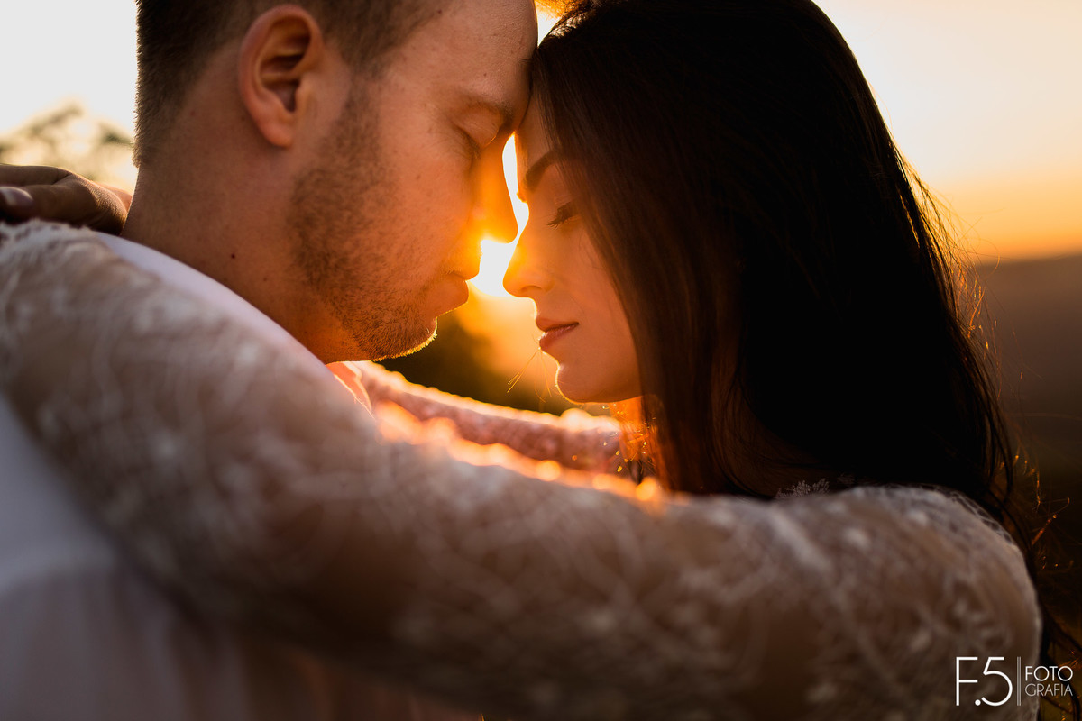 Noiva abraçando noivo, pré wedding, fotógrafo Muzambinho