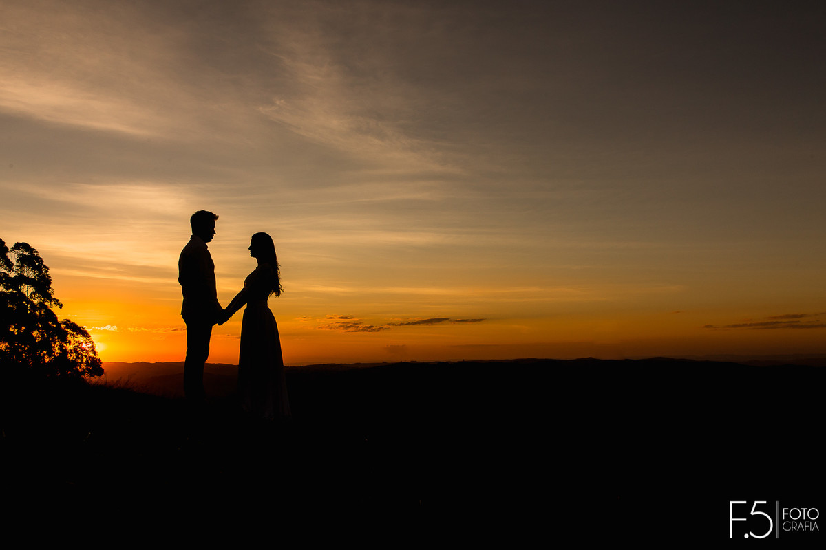 Noivos, pôr do sol, noivos de mãos dadas